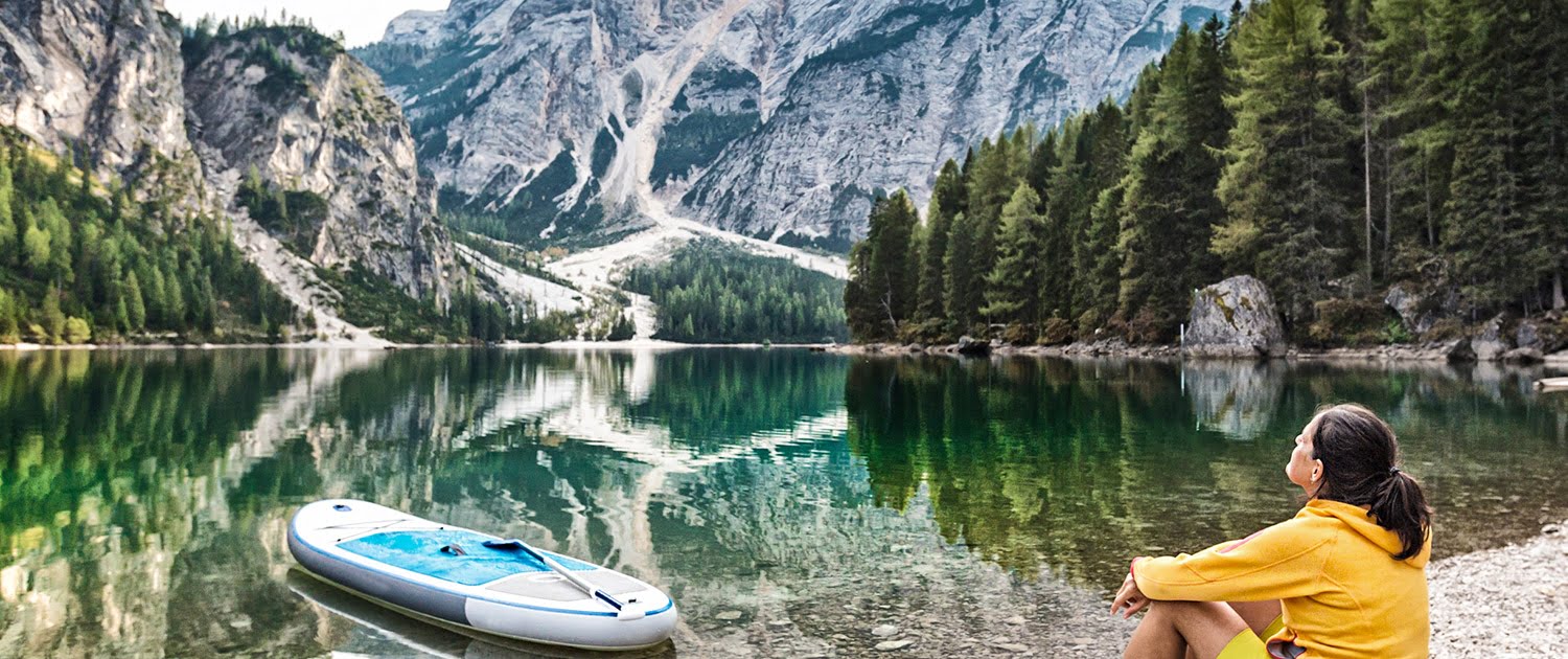 Bottega Design Referenz Illustration entspannende Frau am Pragser Wildsee